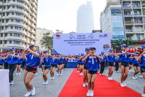 Plus de 5.000 personnes marchent pour la délégation vietnamienne aux SEA Games 29 ảnh 2 Plus de 5.000 personnes marchent pour la délégation vietnamienne aux SEA Games 29 ảnh 2