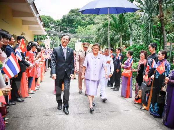 La princesse thaïlandaise en visite à l'ambassade du Vietnam ảnh 1
