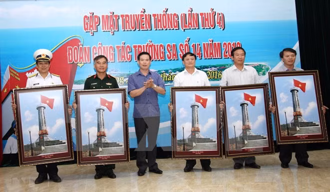 Dong Van accueille une exposition sur la mer et les îles du pays ảnh 1