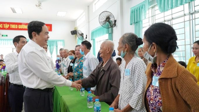 Têt: Des dirigeants vietnamiens offrent des cadeaux aux plus démunis ảnh 1 Têt: Des dirigeants vietnamiens offrent des cadeaux aux plus démunis ảnh 1