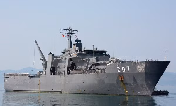 Un navire de la Marine singapourienne dans le port de Cam Ranh ảnh 1