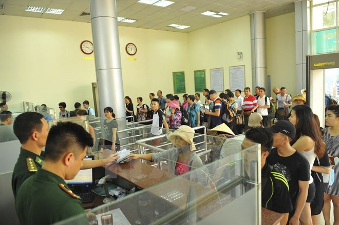 Exemption de frais de visa de sortie au poste frontalier de Mong Cai pour les Vietnamiens ảnh 1 Exemption de frais de visa de sortie au poste frontalier de Mong Cai pour les Vietnamiens ảnh 1