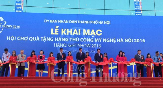 Ouverture de la foire des cadeaux et des produits artisanaux de Hanoi 2016 ảnh 1 Ouverture de la foire des cadeaux et des produits artisanaux de Hanoi 2016 ảnh 1