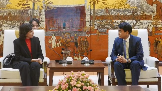  Le président du comité populaire de Hanoï reçoit l'ambassadrice de Cuba ảnh 1