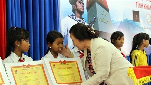 120 bourses d’études aux élèves des ethnies minoritaires et des régions maritimes et insulaires ảnh 1