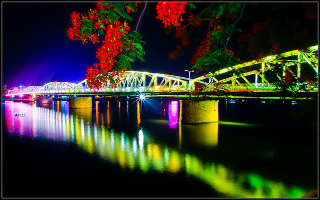 Des balcons sur le pont Truong Tiên pour faire rêver plus à Huê ảnh 1 Des balcons sur le pont Truong Tiên pour faire rêver plus à Huê ảnh 1