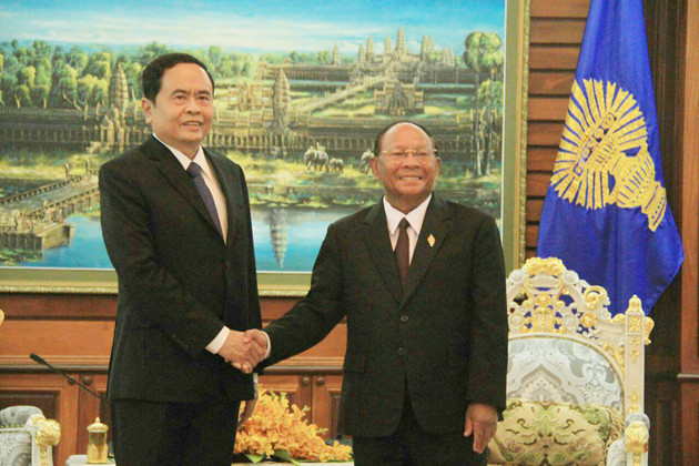 Les dirigeants cambodgiens reçoivent le président du Front de la Patrie du Vietnam ảnh 3