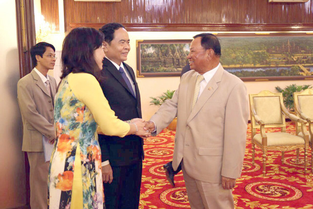 Les dirigeants cambodgiens reçoivent le président du Front de la Patrie du Vietnam ảnh 2 Les dirigeants cambodgiens reçoivent le président du Front de la Patrie du Vietnam ảnh 2