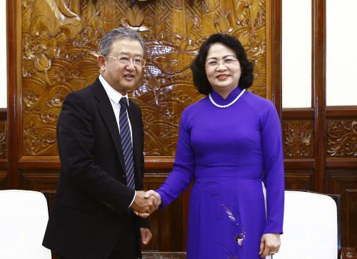 Des dirigeants vietnamiens reçoivent le PDG du groupe d’assurance AIA ảnh 1 Des dirigeants vietnamiens reçoivent le PDG du groupe d’assurance AIA ảnh 1