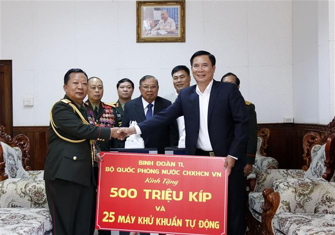 Le ministère vietnamien de la Défense offre des fournitures médicales au Laos ảnh 1 Le ministère vietnamien de la Défense offre des fournitures médicales au Laos ảnh 1