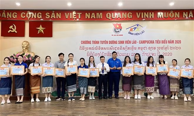Des étudiants laotiens et cambodgiens exceptionnels honorés à Hô Chi Minh-Ville ảnh 1