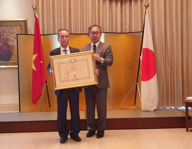 Un professeur vietnamien reçoit l'Ordre du Soleil Levant du Japon ảnh 1 Un professeur vietnamien reçoit l'Ordre du Soleil Levant du Japon ảnh 1
