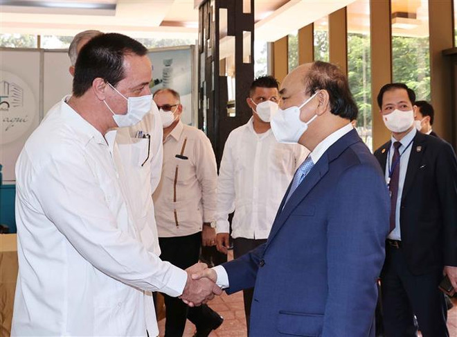 Le président Nguyen Xuan Phuc visite le Centre cubain de génie génétique et de biotechnologie ảnh 1 Le président Nguyen Xuan Phuc visite le Centre cubain de génie génétique et de biotechnologie ảnh 1