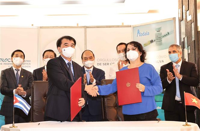 Le président Nguyen Xuan Phuc visite le Centre cubain de génie génétique et de biotechnologie ảnh 2 Le président Nguyen Xuan Phuc visite le Centre cubain de génie génétique et de biotechnologie ảnh 2