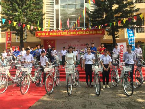Canon Vietnam soutient des élèves de Bac Ninh et Bac Giang ảnh 1 Canon Vietnam soutient des élèves de Bac Ninh et Bac Giang ảnh 1