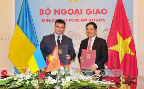 Vietnam-Ukraine : entretien entre les deux chefs de la diplomatie ảnh 1 Vietnam-Ukraine : entretien entre les deux chefs de la diplomatie ảnh 1