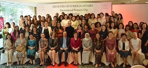 Le ministère des Affaires étrangères rencontre des femmes diplomates ảnh 1 Le ministère des Affaires étrangères rencontre des femmes diplomates ảnh 1