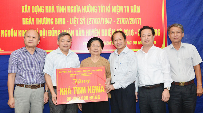 Hommage aux invalides de guerre et aux morts pour la Patrie dans des localités ảnh 1 Hommage aux invalides de guerre et aux morts pour la Patrie dans des localités ảnh 1