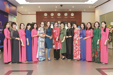 L’áo dài, un trait culturel de toute beauté ảnh 2