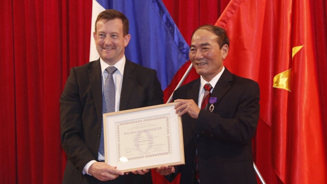Deux Vietnamiens décorés de l’Ordre français des Palmes académiques ảnh 1 Deux Vietnamiens décorés de l’Ordre français des Palmes académiques ảnh 1