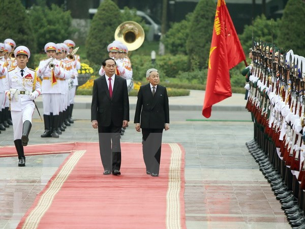 Le président Tran Dai Quang accueille l’empereur et l’impératrice du Japon ảnh 1