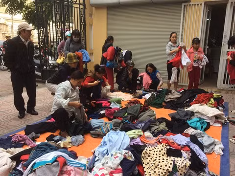 À Hanoï, un marché profondément humain ảnh 1