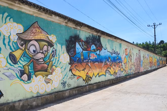 Des peintures murales géantes à Hue ảnh 1