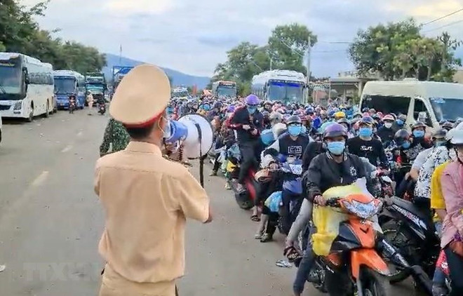 La police de Dong Nai encadre le retour de 20.000 personnes vers leurs localités d'origine ảnh 1