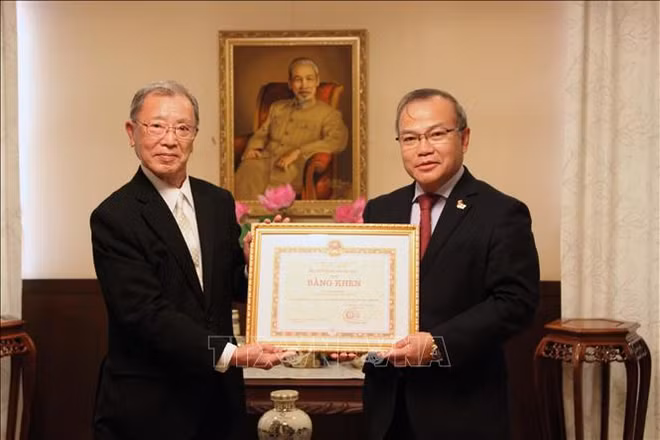 Remise du certificat de mérite à un collectionneur d'art japonais ảnh 1