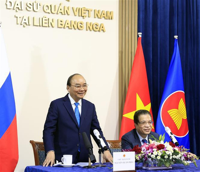Le président Nguyen Xuan Phuc rencontre des compatriotes en Russie ảnh 2 Le président Nguyen Xuan Phuc rencontre des compatriotes en Russie ảnh 2