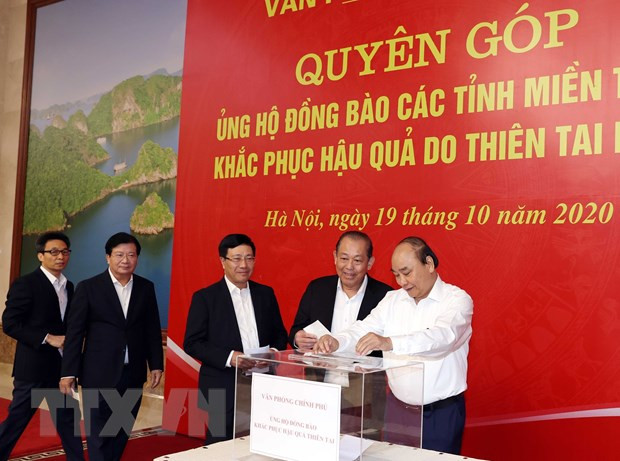 Crues : don des dirigeants du gouvernement pour soutenir des sinistrés au Centre ảnh 1 Crues : don des dirigeants du gouvernement pour soutenir des sinistrés au Centre ảnh 1