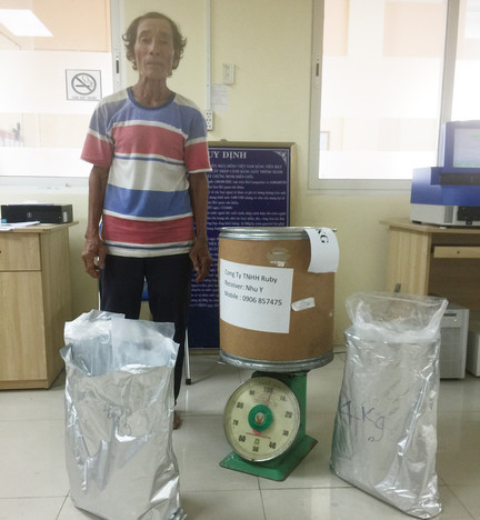 An Giang : arrestation d'un trafiquant de drogue de synthèse du Cambodge au Vietnam ảnh 1 An Giang : arrestation d'un trafiquant de drogue de synthèse du Cambodge au Vietnam ảnh 1