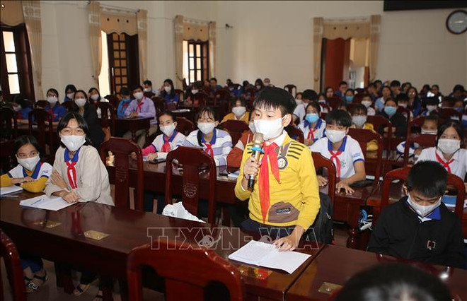 Des députés de l'Assemblée nationale de Quang Tri échangent avec des enfants ảnh 1 Des députés de l'Assemblée nationale de Quang Tri échangent avec des enfants ảnh 1