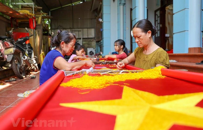 A la découverte d’un village où sont fabriqués des drapeaux nationaux ảnh 1