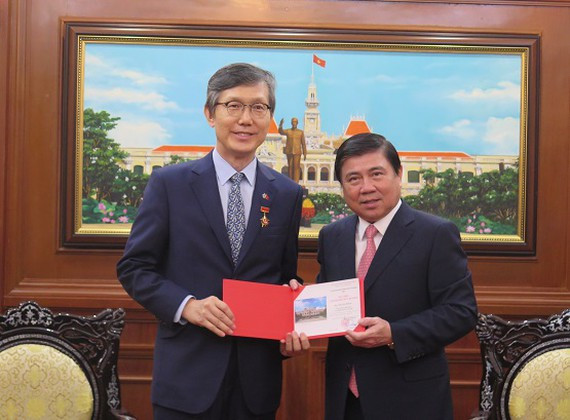 Un dirigeant de Ho Chi Minh-Ville fait grand cas des contributions du consul général de R. de Corée ảnh 1 Un dirigeant de Ho Chi Minh-Ville fait grand cas des contributions du consul général de R. de Corée ảnh 1