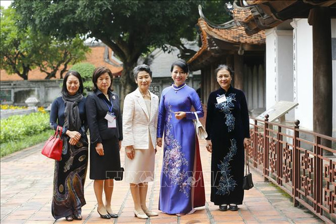 L’épouse du Premier ministre japonais visite des sites historiques à Hanoï ảnh 1 L’épouse du Premier ministre japonais visite des sites historiques à Hanoï ảnh 1