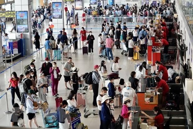 Le nombre record de passagers attendu à des aéroports de Noi Bai et Tan Son Nhat ảnh 1