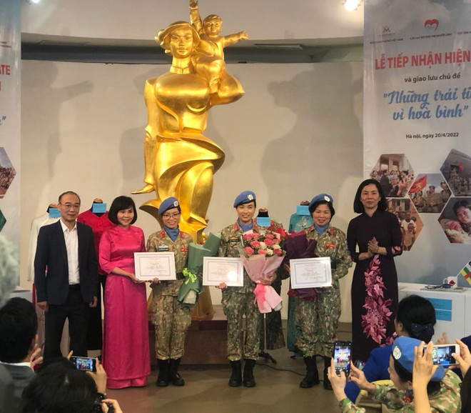 Le Musée des femmes du Vietnam reçoit des objets offerts par des femmes officiers des Bérets verts ảnh 3 Le Musée des femmes du Vietnam reçoit des objets offerts par des femmes officiers des Bérets verts ảnh 3