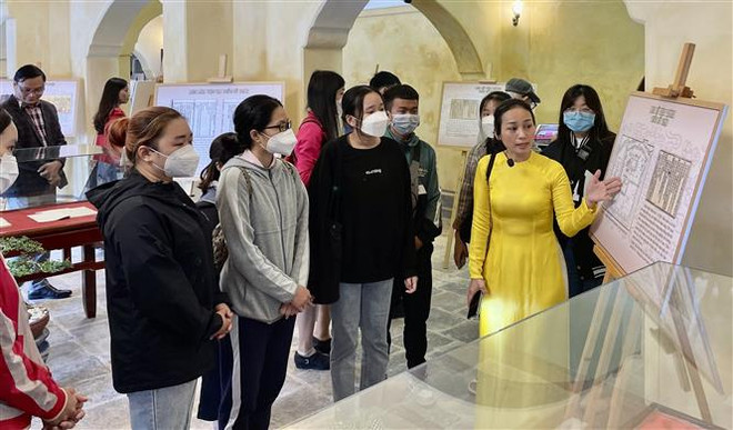 Ouverture d’une exposition de livres précieux de la dynastie des Nguyen à Thua Thien-Hue ảnh 1 Ouverture d’une exposition de livres précieux de la dynastie des Nguyen à Thua Thien-Hue ảnh 1