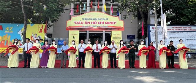 Exposition de livres sur le Président Ho Chi Minh à Can Tho ảnh 1