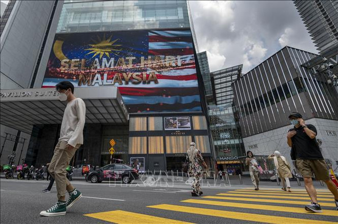 Le passage à une forme endémique du COVID-19 contribue à relancer l'économie malasienne ảnh 1