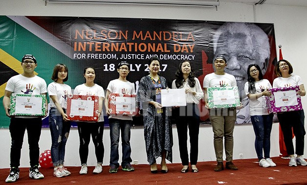 Des enfants défavorisés reçoivent des bourses pour célébrer la Journée Nelson Mandela ảnh 1 Des enfants défavorisés reçoivent des bourses pour célébrer la Journée Nelson Mandela ảnh 1