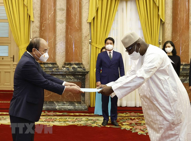Le président Nguyên Xuân Phuc reçoit cinq ambassadeurs étrangers ảnh 2 Le président Nguyên Xuân Phuc reçoit cinq ambassadeurs étrangers ảnh 2