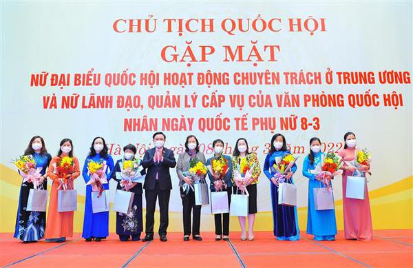 Le président de l’AN Vuong Dinh Hue rencontre des femmes députées travaillant à plein temps ảnh 1 Le président de l’AN Vuong Dinh Hue rencontre des femmes députées travaillant à plein temps ảnh 1