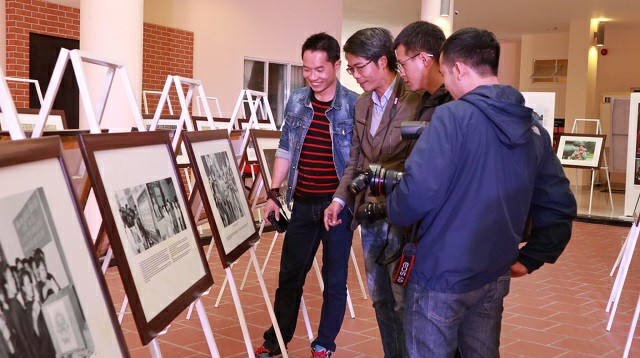 Exposition de photos et de documents sur la promotion des droits de l’homme au Vietnam ảnh 1