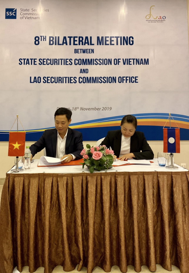 Marché boursier : le Vietnam et le Laos resserrent leur coopération ảnh 1