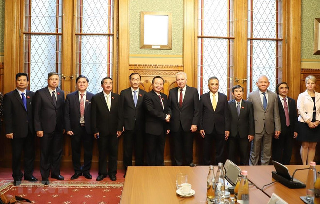 Le vice-président de l’AN Phung Quoc Hien en visite de travail en Hongrie ảnh 1 Le vice-président de l’AN Phung Quoc Hien en visite de travail en Hongrie ảnh 1