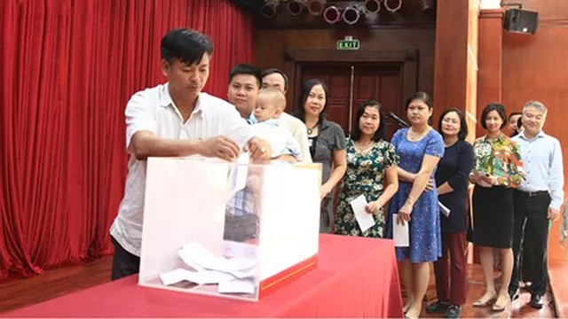 La communauté vietnamienne au Laos en aide aux sinistrés des crues ảnh 2