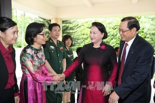 La présidente de l’AN rencontre des Vietnamiens à Singapour ảnh 1 La présidente de l’AN rencontre des Vietnamiens à Singapour ảnh 1