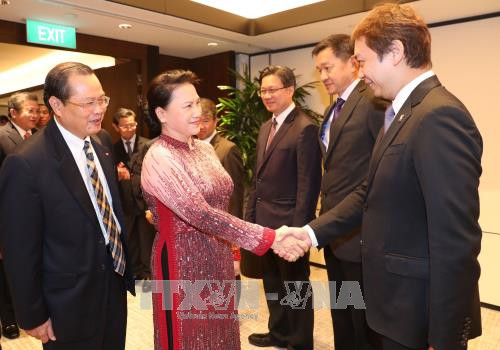 La présidente de l’AN rencontre des investisseurs singapouriens au Vietnam ảnh 1 La présidente de l’AN rencontre des investisseurs singapouriens au Vietnam ảnh 1